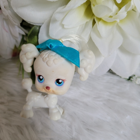 Littlest Pet Shop LPS #17 Poodle Puppy Dog White Blue Eyes Bow Hasbro 2004 - Picture 4 of 9